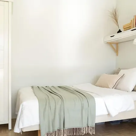 Huoneisto Studio W/ Balcony For 4 *